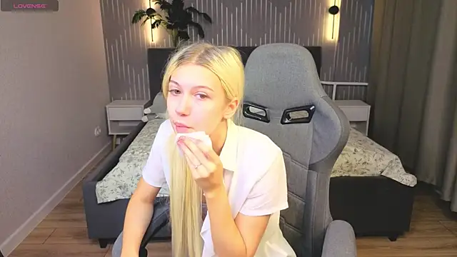 Snapshot of ChloexBarbie chatting on 07-27-26, 01:12 ChloexBarbie online show from 07-27-26, 01:12