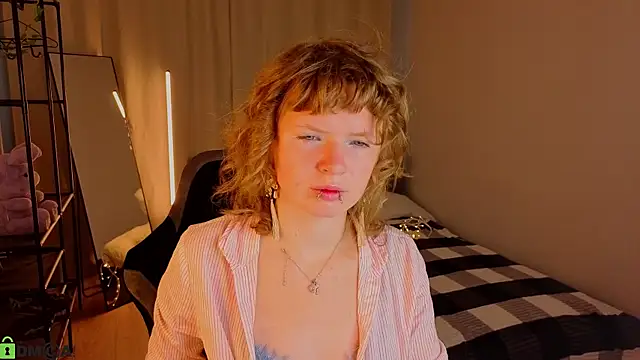 Snapshot of VioletDesiree chatting on 07-25-26, 01:04 VioletDesiree online show from 07-25-26, 01:04