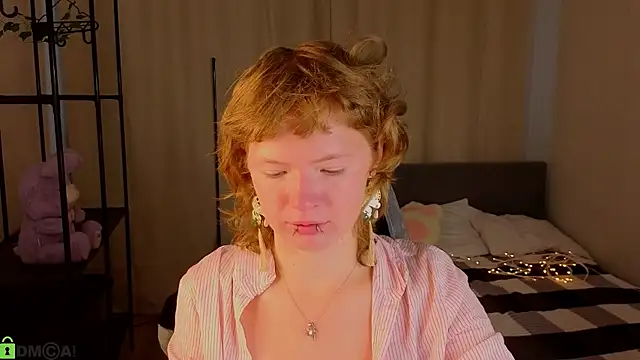 Snapshot of VioletDesiree chatting on 07-26-26, 01:03 VioletDesiree online show from 07-26-26, 01:03