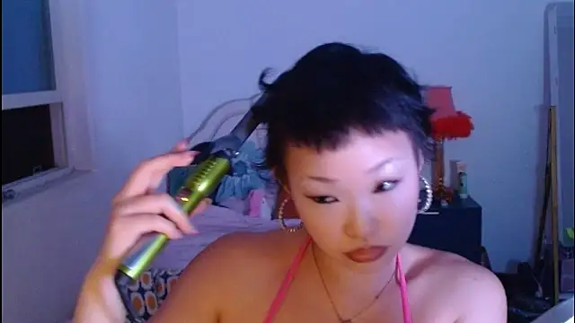 Snapshot of LLspinzz chatting on 07-26-26, 05:15 LLspinzz online show from 07-26-26, 05:15