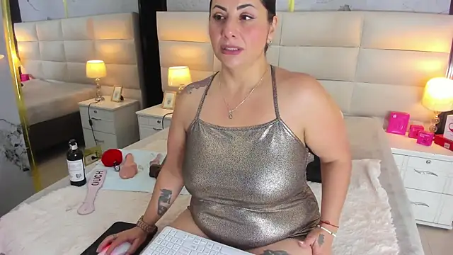Snapshot of Angele-roux- chatting on 07-22-26, 01:41 Angele-roux- online show from 07-22-26, 01:41