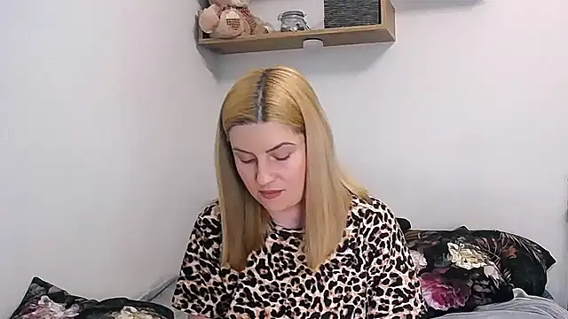 Snapshot of alisenties chatting on 05-10-26, 02:33 alisenties online show from 05-10-26, 02:33