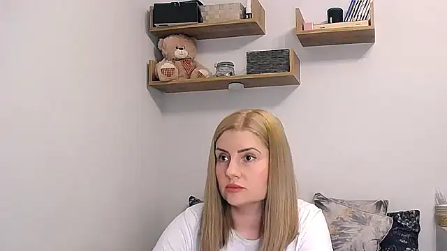 Snapshot of alisenties chatting on 05-17-26, 02:35 alisenties online show from 05-17-26, 02:35