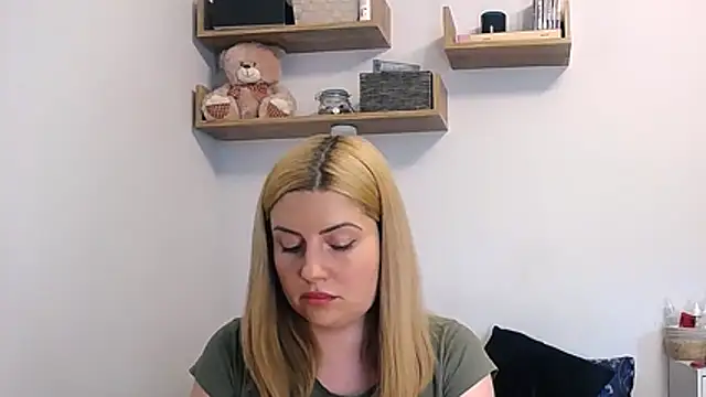 Snapshot of alisenties chatting on 06-12-26, 02:27 alisenties online show from 06-12-26, 02:27