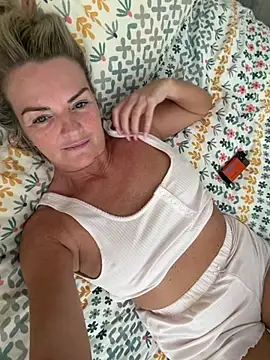 Holly-BlondeMILF44 online show from 07-20-26, 11:12