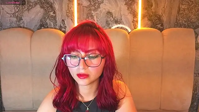 Snapshot of Queen_Red_v chatting on 07-18-26, 03:33 Queen Red v online show from 07-18-26, 03:33