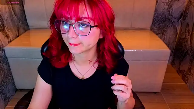 Snapshot of Queen_Red_v chatting on 07-24-26, 08:12 Queen Red v online show from 07-24-26, 08:12