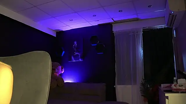 AstridJade online show from 07-18-26, 05:44