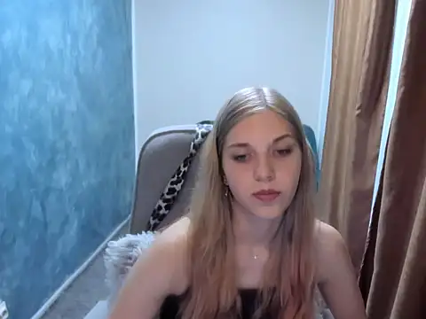 Snapshot of MysticLuna6 chatting on 07-25-26, 04:10 MysticLuna6 online show from 07-25-26, 04:10