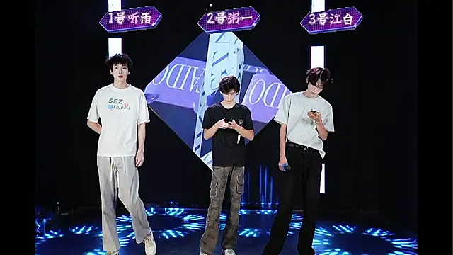 Snapshot of KV2-001 chatting on 07-21-26, 12:13 KV2-001 online show from 07-21-26, 12:13