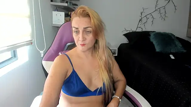 Snapshot of adri_smoke chatting on 07-19-26, 04:11 adri smoke online show from 07-19-26, 04:11