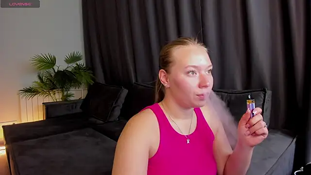 Snapshot of Coraline_Clark chatting on 07-29-26, 01:15 Coraline Clark online show from 07-29-26, 01:15