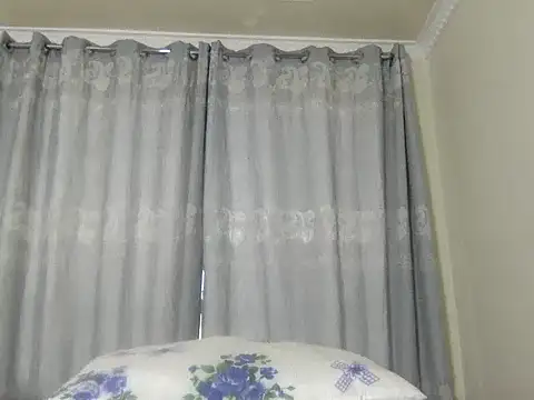 Snapshot of itsreina chatting on 07-28-26, 12:01 itsreina online show from 07-28-26, 12:01