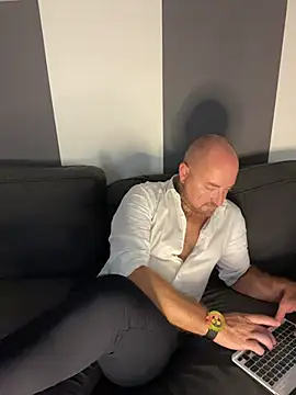 Snapshot of just_luca chatting on 07-30-26, 01:21 just luca online show from 07-30-26, 01:21