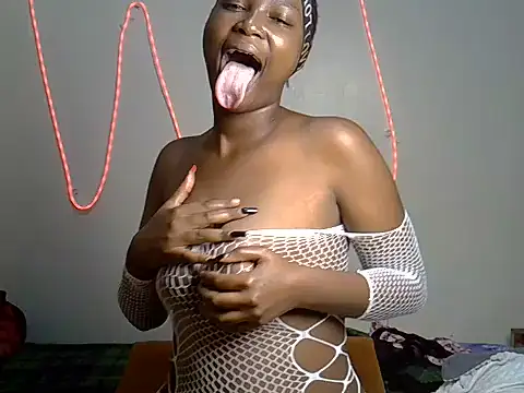 Snapshot of Lunarluxee chatting on 07-30-26, 02:21 Lunarluxee online show from 07-30-26, 02:21