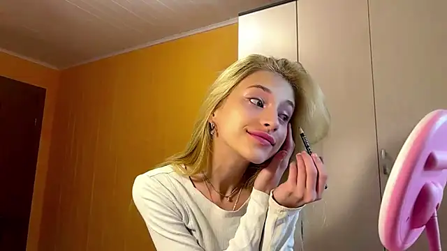 Snapshot of FiveFootBlonde chatting on 07-24-26, 04:05 FiveFootBlonde online show from 07-24-26, 04:05
