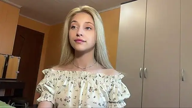 Snapshot of FiveFootBlonde chatting on 08-04-26, 04:42 FiveFootBlonde online show from 08-04-26, 04:42