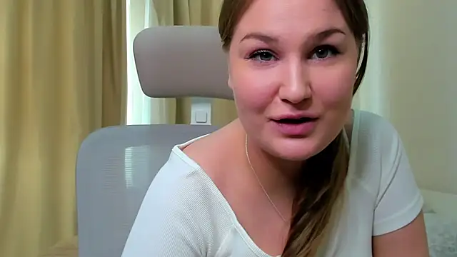 Snapshot of JennifferEwin chatting on 07-25-26, 11:30 JennifferEwin online show from 07-25-26, 11:30
