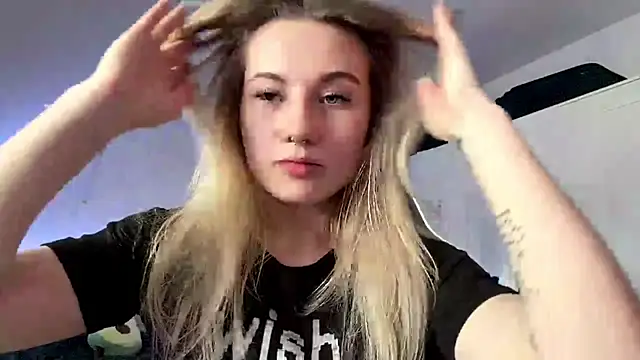 Snapshot of tutsiecutie chatting on 07-27-26, 11:06 tutsiecutie online show from 07-27-26, 11:06