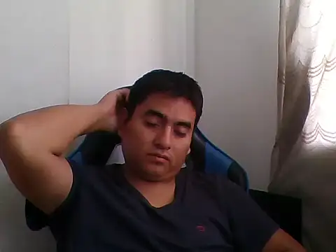 Snapshot of roberto17293 chatting on 07-31-26, 05:01 roberto17293 online show from 07-31-26, 05:01