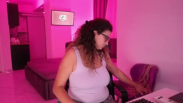 Snapshot of larabennet chatting on 07-30-26, 05:50 larabennet online show from 07-30-26, 05:50