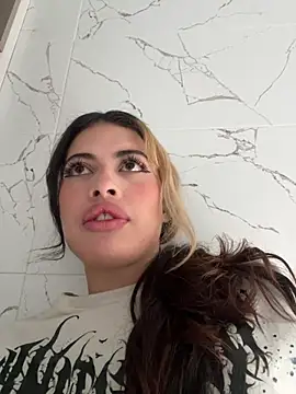 Snapshot of Isabella-Colins- chatting on 08-01-26, 12:37 Isabella-Colins- online show from 08-01-26, 12:37