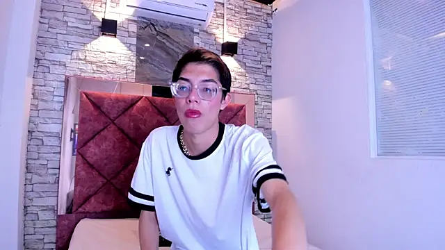 LianFerrer1 online show from 08-06-26, 11:34