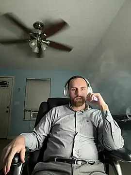 Snapshot of Drewsplayroom chatting on 08-10-26, 01:31 Drewsplayroom online show from 08-10-26, 01:31