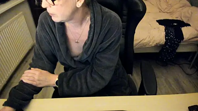 minoesje37 online show from 02-10-25, 08:42