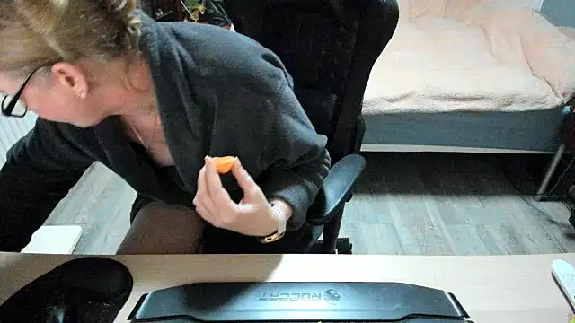 minoesje37 online show from 02-25-25, 08:41