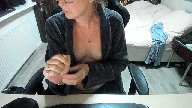 minoesje37 online show from 09-16-25, 07:15