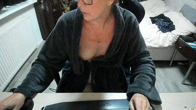 minoesje37 online show from 09-23-25, 07:28