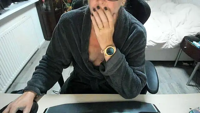 minoesje37 online show from 09-24-25, 08:01