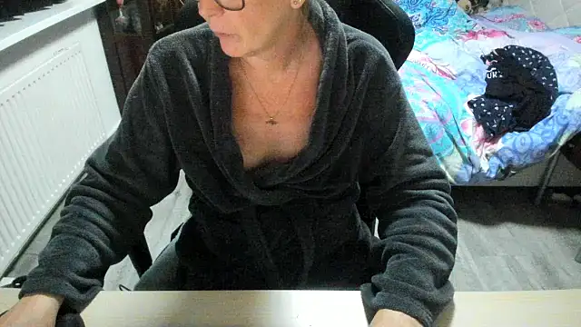 minoesje37 online show from 11-10-25, 08:30