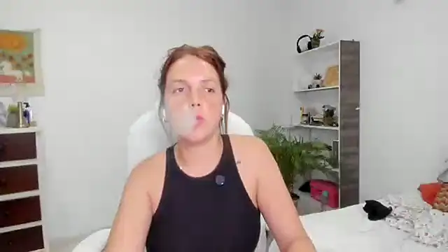 Snapshot of thered_QueenX chatting on 02-13-25, 12:35 thered QueenX online show from 02-13-25, 12:35