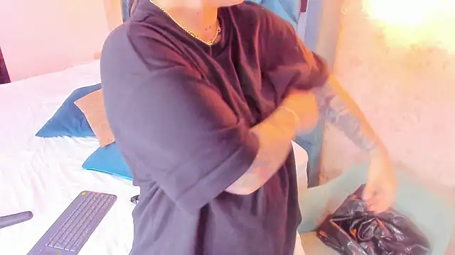 Snapshot of amy_ink chatting on 02-17-25, 05:43 amy ink online show from 02-17-25, 05:43