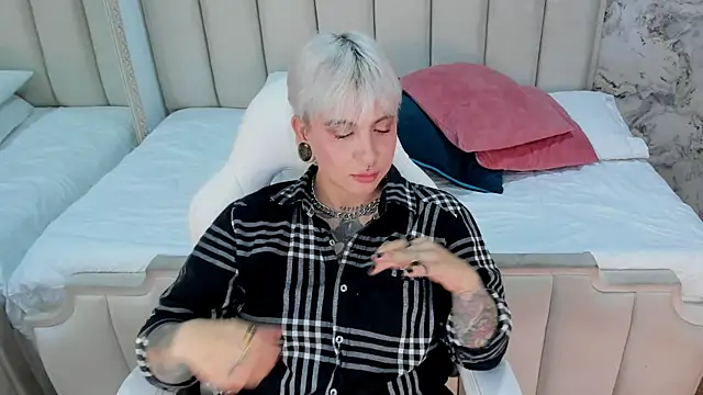 Snapshot of amy_ink chatting on 09-17-25, 11:23 amy ink online show from 09-17-25, 11:23