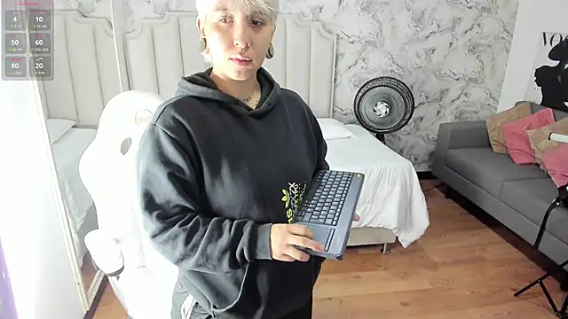 Snapshot of amy_ink chatting on 10-06-25, 11:18 amy ink online show from 10-06-25, 11:18