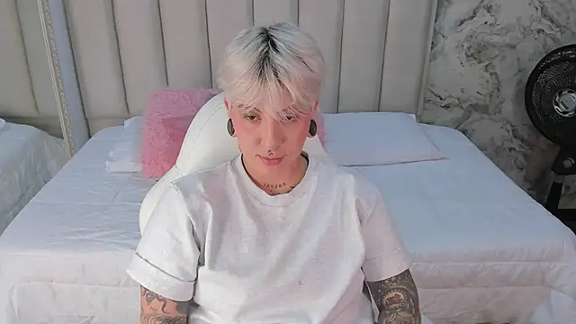 Snapshot of amy_ink chatting on 10-10-25, 11:20 amy ink online show from 10-10-25, 11:20