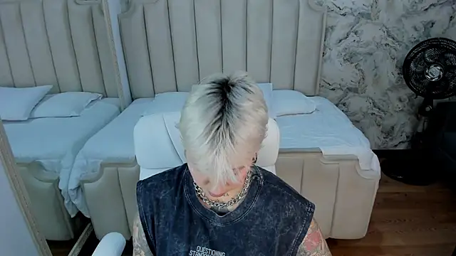 Snapshot of amy_ink chatting on 10-18-25, 11:33 amy ink online show from 10-18-25, 11:33