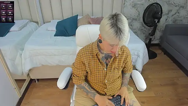 Snapshot of amy_ink chatting on 11-06-25, 11:22 amy ink online show from 11-06-25, 11:22