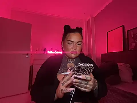 Snapshot of _MelinaCurves_ chatting on 01-08-25, 10:37  MelinaCurves  online show from 01-08-25, 10:37