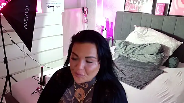 Snapshot of _MelinaCurves_ chatting on 03-19-25, 12:26  MelinaCurves  online show from 03-19-25, 12:26