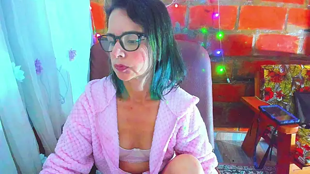 Snapshot of BrianaGarner chatting on 05-03-26, 10:32 BrianaGarner online show from 05-03-26, 10:32