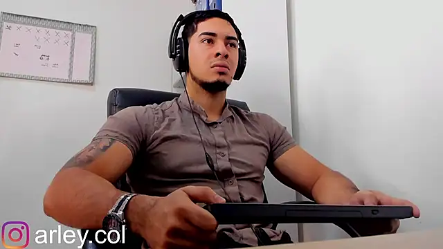 Snapshot of Dimitri_Colleman chatting on 12-15-24, 02:30 Dimitri Colleman online show from 12-15-24, 02:30