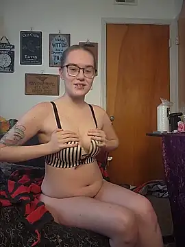 Snapshot of Izzy_Hellbourne chatting on 06-01-26, 05:58 Izzy Hellbourne online show from 06-01-26, 05:58