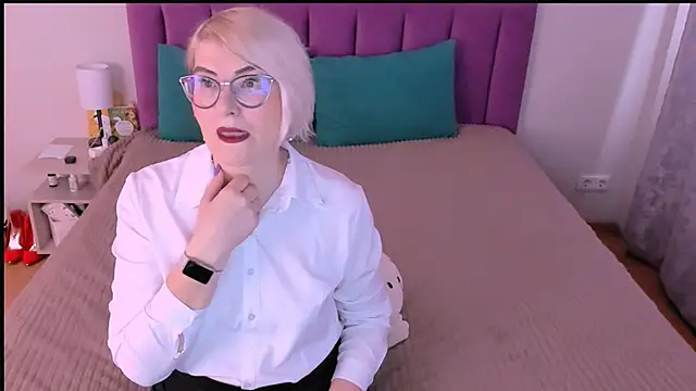 sabrinamacmarren online show from 11-18-25, 07:57