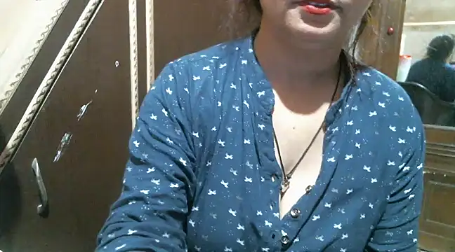 Snapshot of UrsMansi chatting on 03-08-25, 01:39 UrsMansi online show from 03-08-25, 01:39
