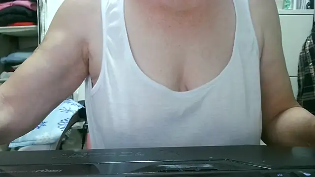 Snapshot of heidi60 chatting on 10-09-25, 09:40 heidi60 online show from 10-09-25, 09:40