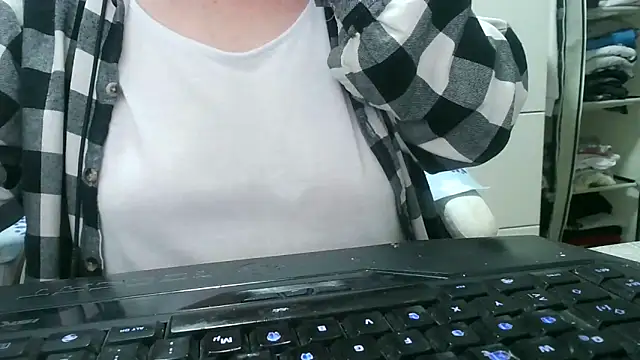 Snapshot of heidi60 chatting on 10-10-25, 06:40 heidi60 online show from 10-10-25, 06:40